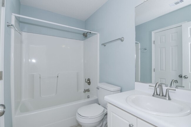 Building Photo - 2 Bedroom 2 Bath Townhouse