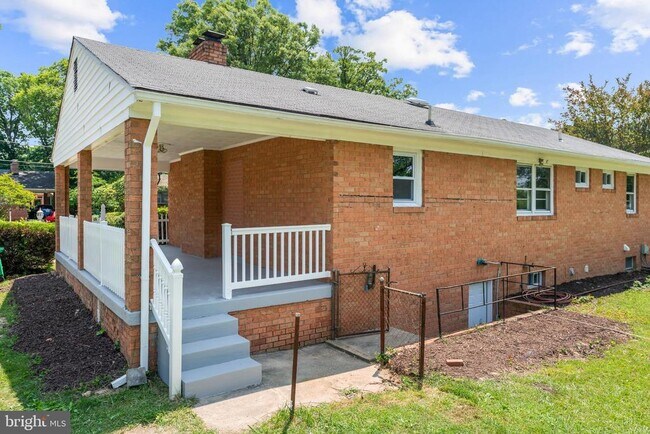 Building Photo - 5019 Leland Dr