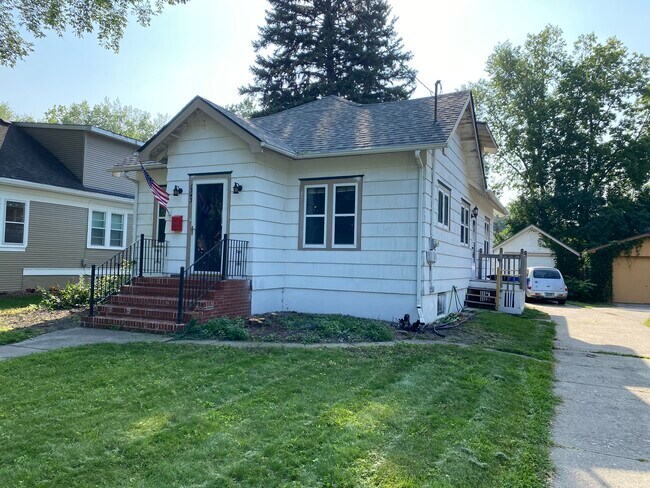 Building Photo - 1343 6th St S