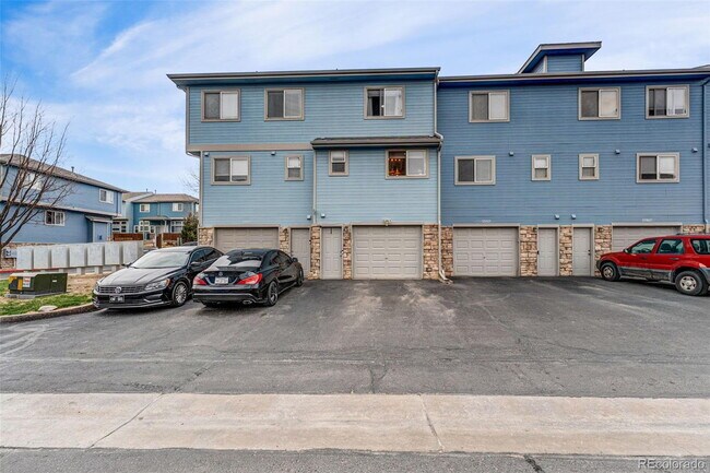 Building Photo - "Charming 2-Bed Townhouse Retreat with 2.5 Baths in Brighton!"
