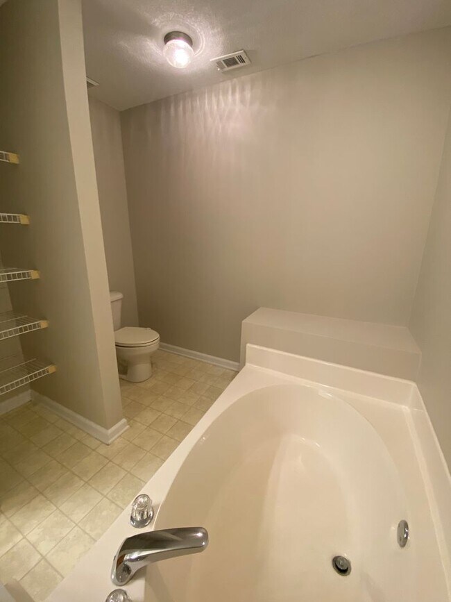 Building Photo - 204 Wembley Dr