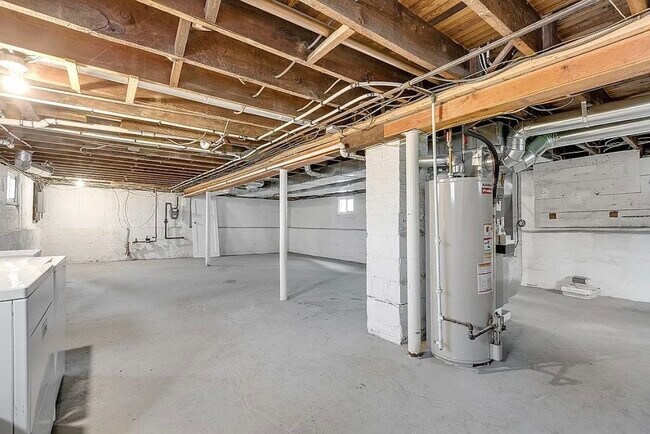 Building Photo - 19 Rose Ave