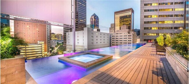 Building Photo - 301 N Akard St