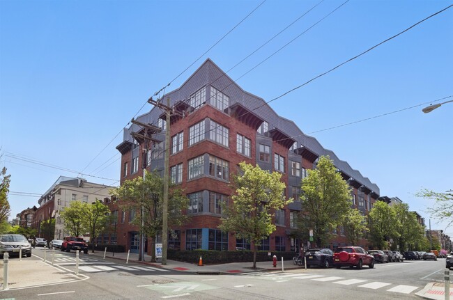 Building Photo - 727 Monroe St