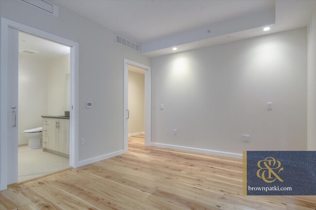 Building Photo - 1733 Powell St