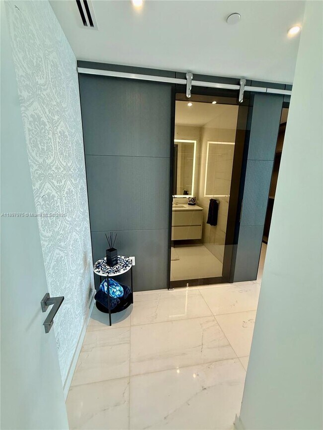 Building Photo - 300 Biscayne Blvd Way