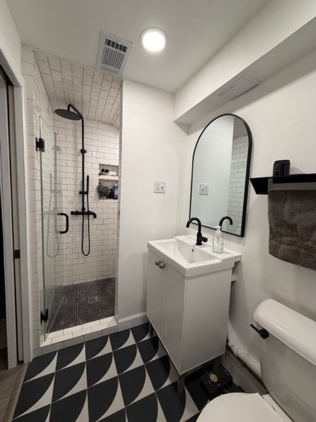Building Photo - Stylishly Updated 4BR Home in the Heart of Northeast Minneapolis!