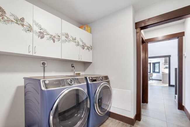 Building Photo - Luxury 3 bedoom/2.5 bathroom Home w/ Hot Tub