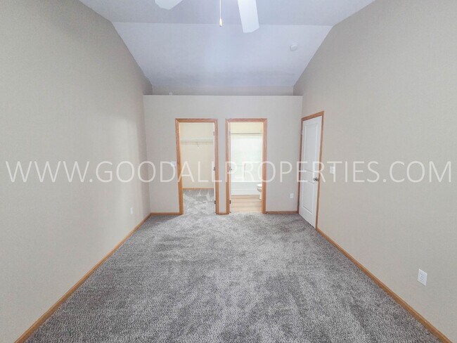 Building Photo - Summer Special! 2-Bedroom, 2.5-Bath Townhome in Urbandale with 2-Car Attached Garage