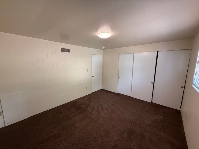 Building Photo - 105 W Northwood Ave