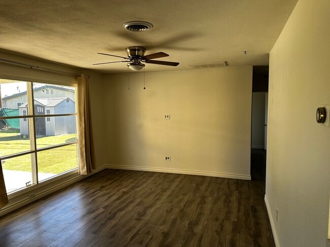 Building Photo - Charming Riverside Home on Hillside Avenue!