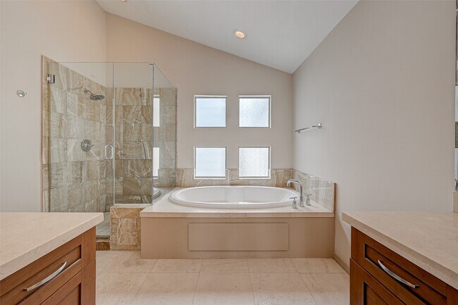 Building Photo - 5315 Lillian St