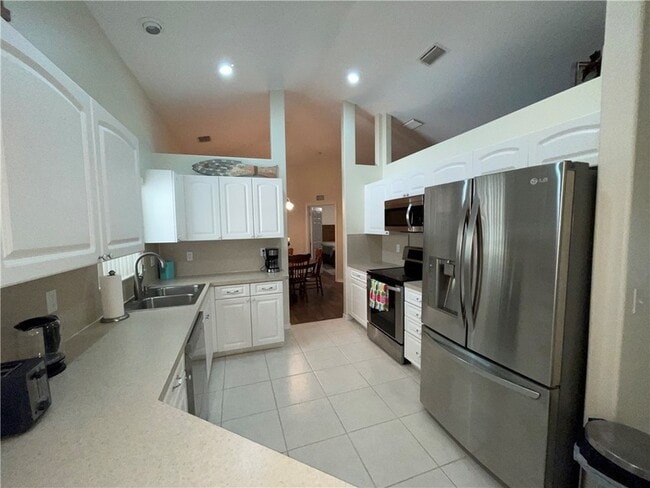 Building Photo - 962 Montrose Ave