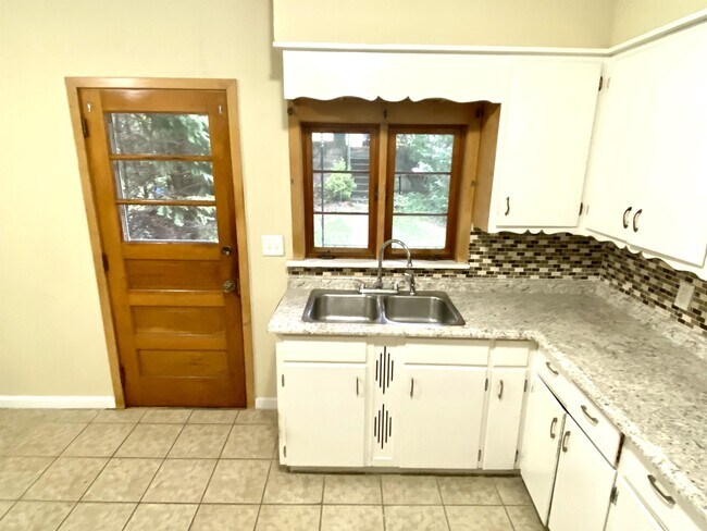 Building Photo - 611 Crown Ave