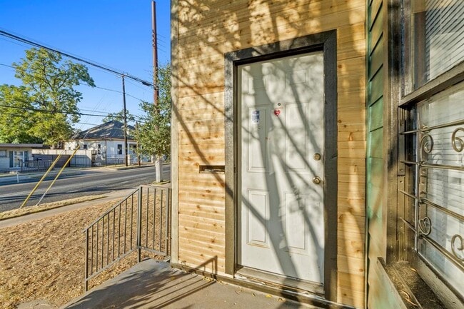 Building Photo - 1308 E 12th St
