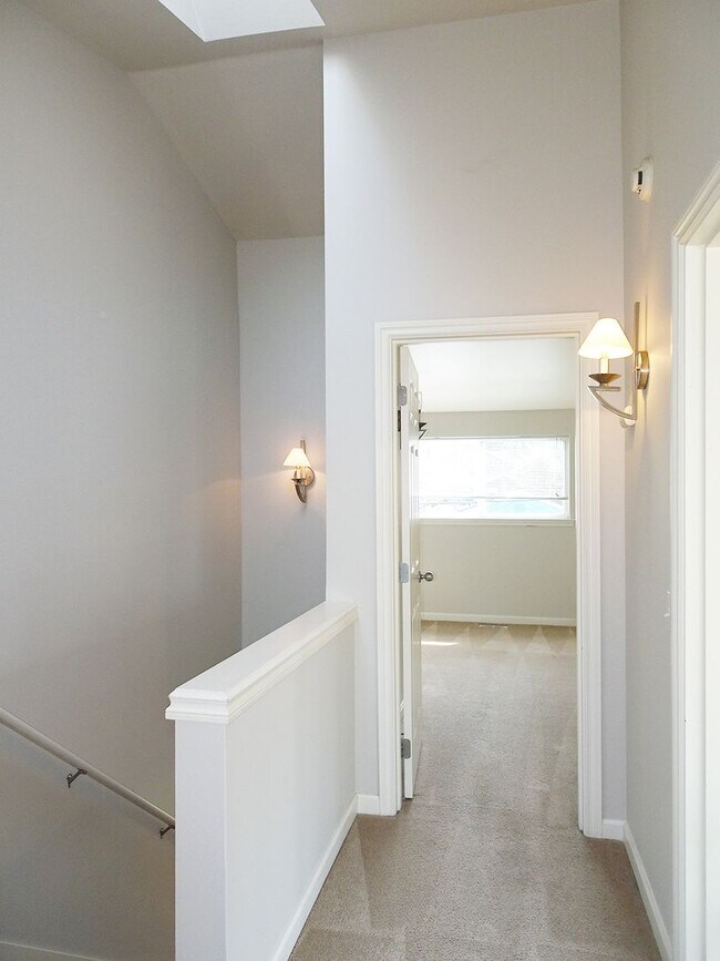 Building Photo - 3Bd/3.5Ba Seattle Townhome