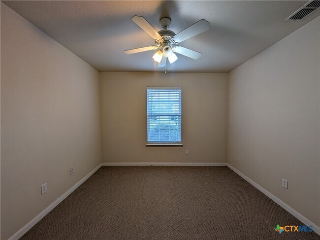 Building Photo - 956 Misty Acres Dr