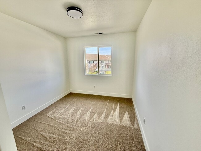 Building Photo - Remodeled 3-BR Lexington Townhome - End Unit