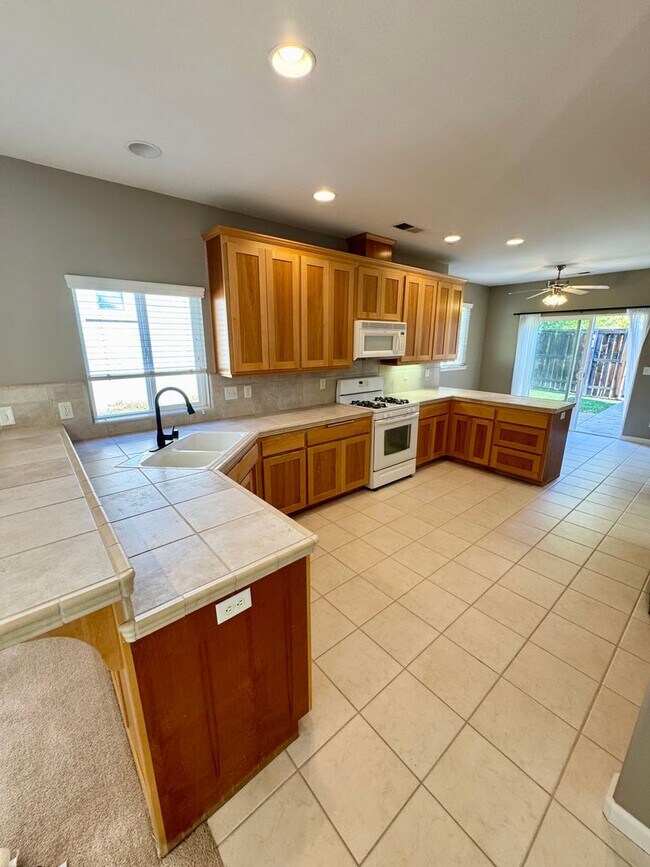 Building Photo - 1331 Yosemite Dr