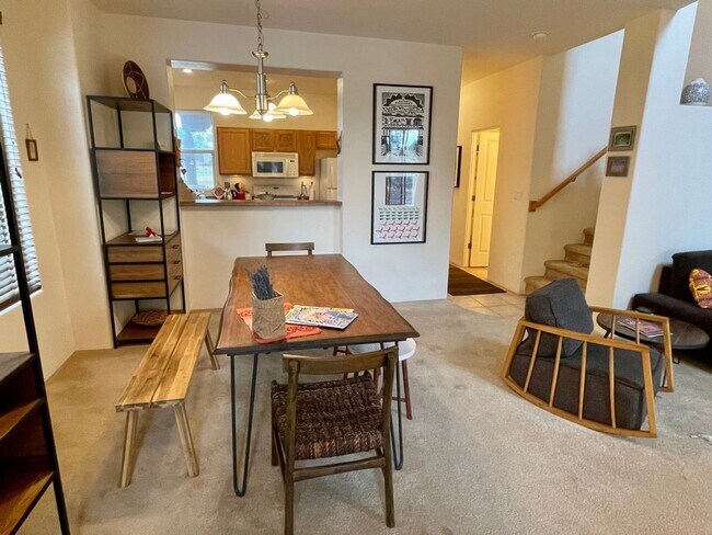 Building Photo - Beautiful Fully Furnished 2 Bedroom Townho...