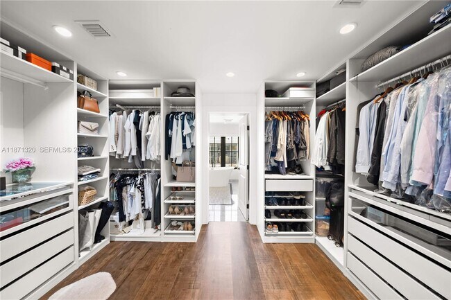 Building Photo - 5728 Pine Tree Dr