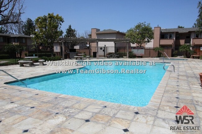Building Photo - 1 Bedroom / 1 Bathroom Condo W/ garage