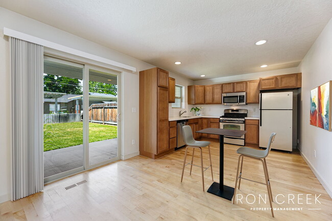 Building Photo - Open Floorplan Townhome with 3 suites