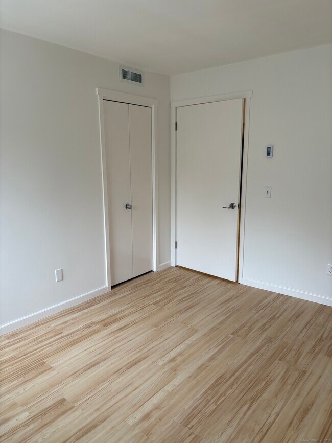Building Photo - 457 Heritage Vlg
