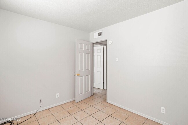 Building Photo - 4908 Royal Dr