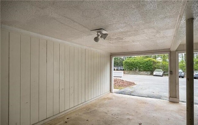 Building Photo - Remodeled Townhome!