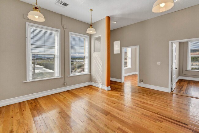 Building Photo - VINTAGE VAULT