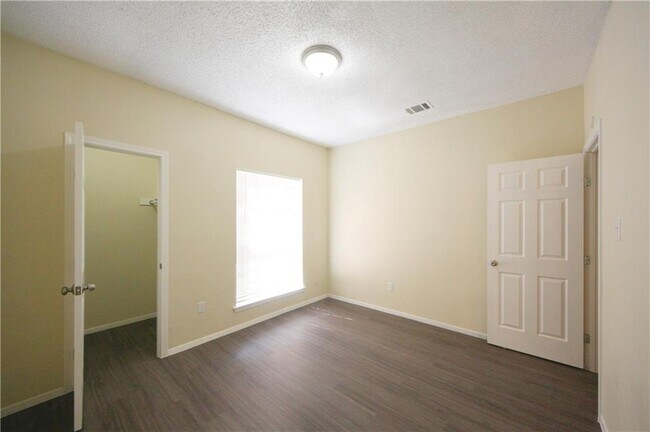 Building Photo - 11611 April Dr