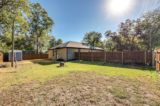Building Photo - Beautiful 3 Bedroom, 2 Bath Home in Cleburne