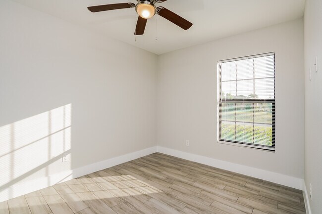 Building Photo - 1232 NE 7th Pl, Cape Coral, FL
