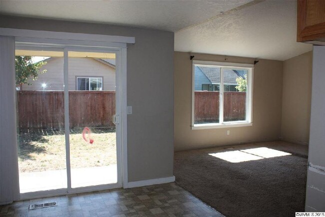 Building Photo - 3 bed/2 bath in Clover Ridge with AC, fenc...