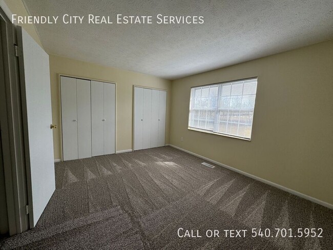 Building Photo - Recently updated 2 bedroom, 1.5  bath Town...