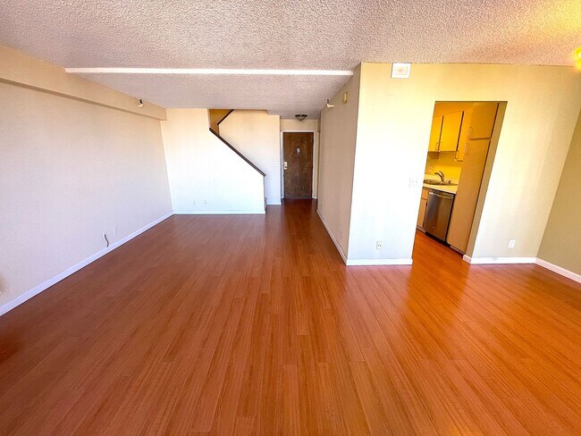 Building Photo - Spacious 2 bed 1.5 bath condo in Oakland's Chinatown. Amazing views. Must see.