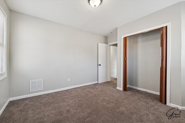 Building Photo - $1350 3 bedroom
