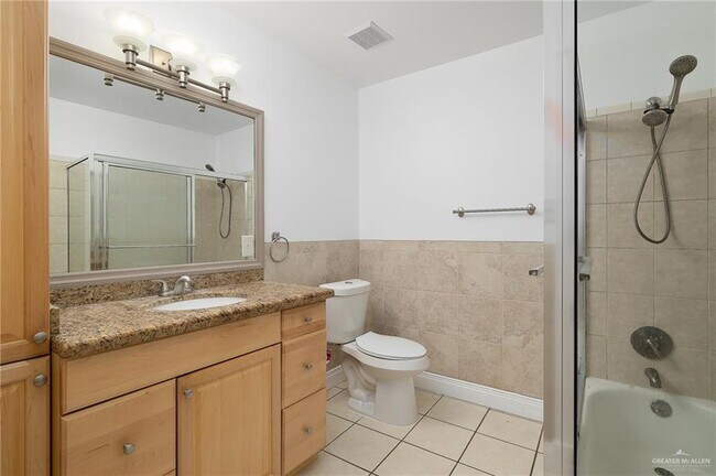 Building Photo - 2805 Lake Shore Dr