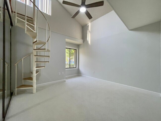 Building Photo - 208 E River Park Dr