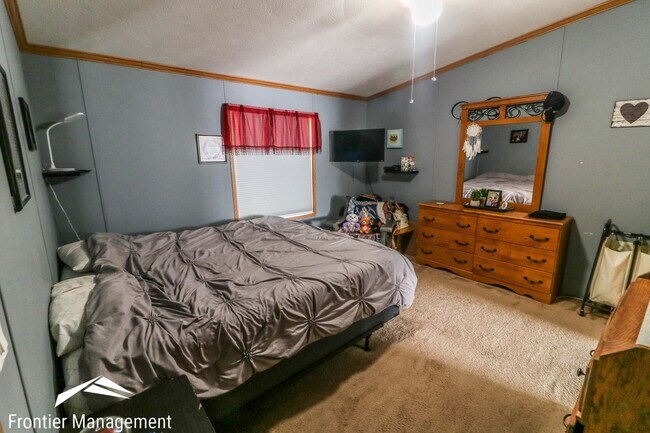 Building Photo - Awesome 3 bedroom 2 bathroom home located in OGDEN KS!
