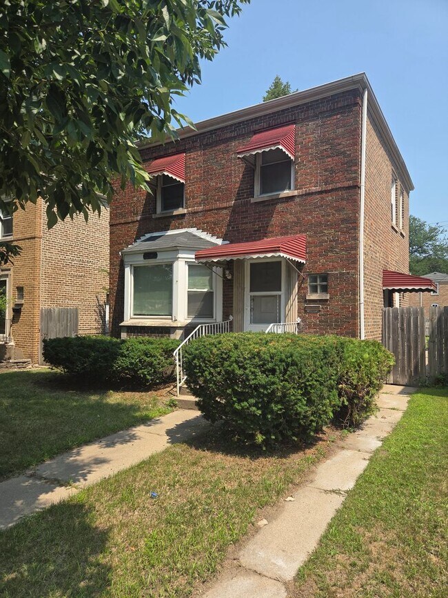Building Photo - Charming 4BR Home with Spacious Layout, Mo...