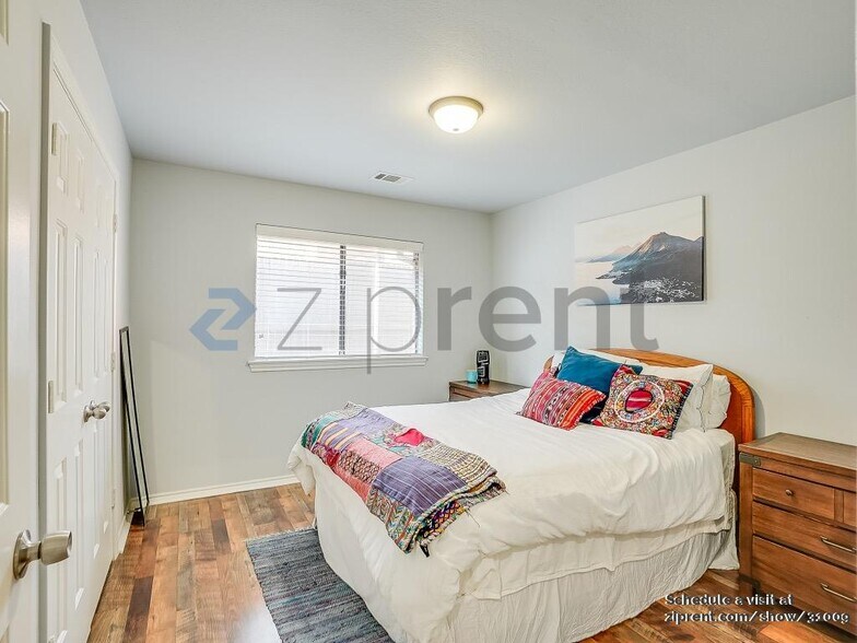 Building Photo - 4211 Meadow Ridge Dr