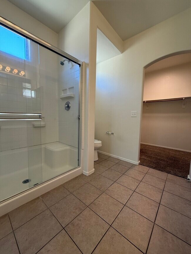 Building Photo - House For Rent