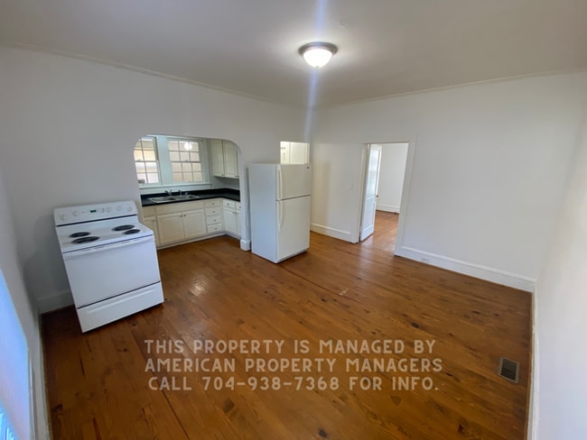 Building Photo - 605 E 10th St