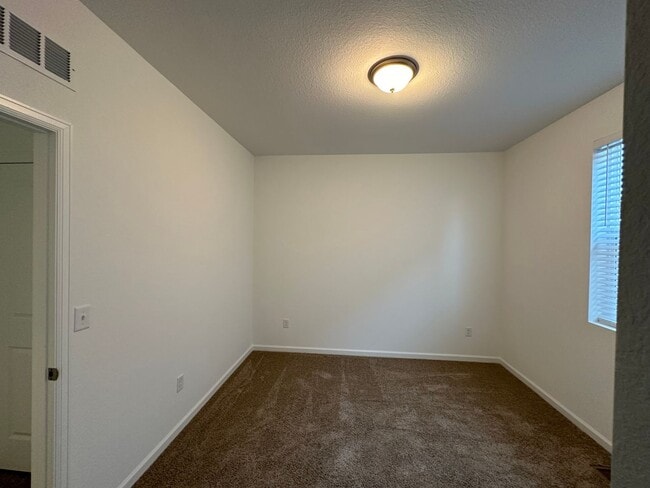 Building Photo - Spacious and Updated 3 Bedroom Home with Attached Garage in Longmont Available for June!