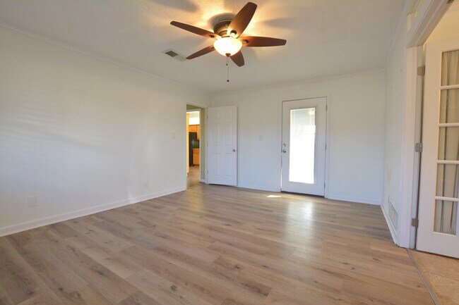 Building Photo - 815 7th St