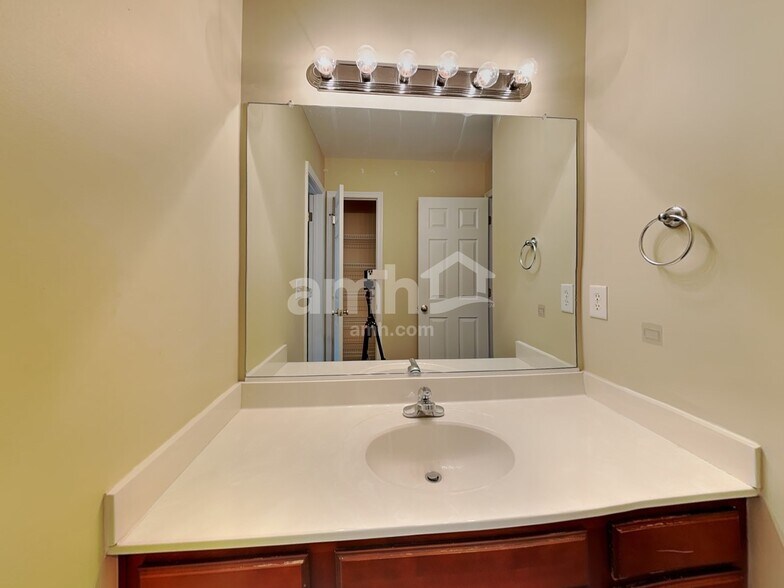 Building Photo - 1710 Springfield Village Ct