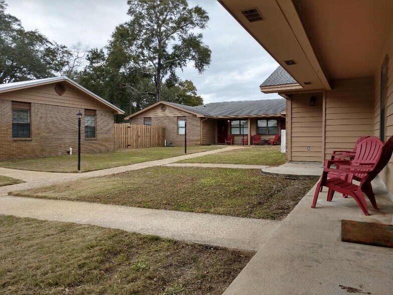 Front commons/LANDSCAPING IS IN!! - 101 Harding Rd