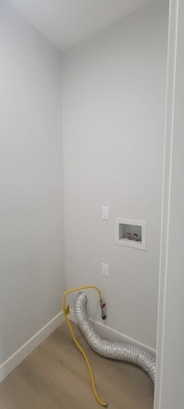 Building Photo - 1048 E 5th St